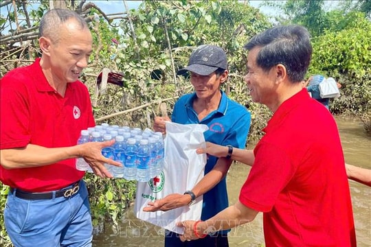 Hội Chữ thập đỏ Việt Nam cứu trợ khẩn cấp người dân 6 tỉnh miền Trung