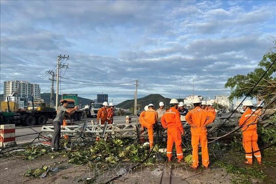 Khẩn trương khắc phục sự cố điện sau bão số 13