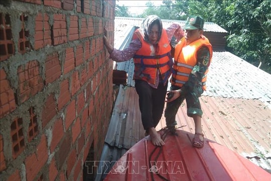 Giải cứu thành công 22 người dân bị nước lũ cô lập ở Gia Lai