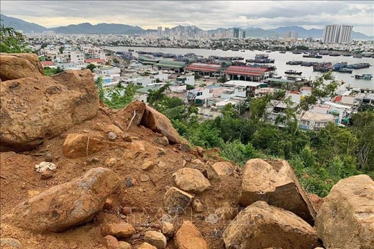 Hiểm nguy sạt lở tuyến đường ven biển Phước Dinh - Cà Ná