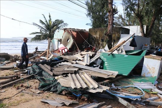 Ảnh hưởng bão số 13: Ven biển Nam Quảng Ngãi thiệt hại nặng do sóng biển, triều cường