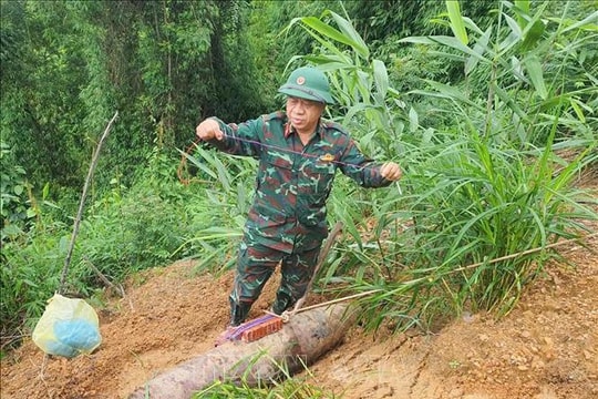 Hủy nổ an toàn quả bom nặng khoảng 250kg còn nguyên kíp nổ