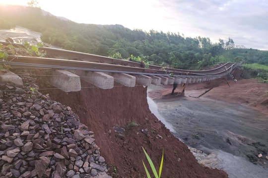 Đường sắt đang chuyển tải hành khách do ảnh hưởng của bão số 13