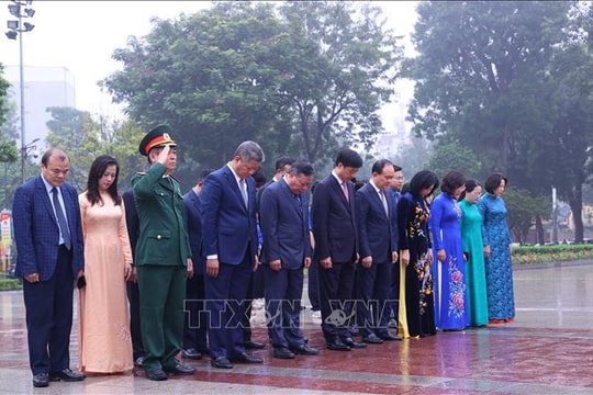 Lãnh đạo thành phố Hà Nội dâng hoa kỷ niệm 108 năm Cách mạng Tháng Mười Nga