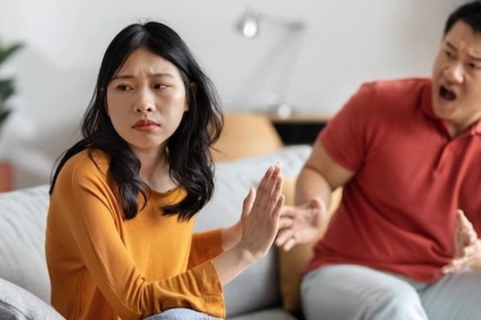 Mẹ chồng ốm nằm viện, vợ nói một câu khiến tôi muốn "trả về nơi sản xuất"