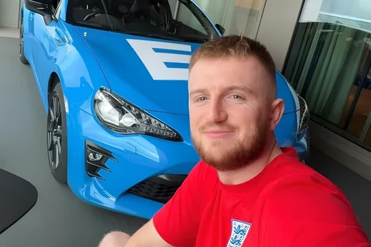 Gánh nợ lớn vì vung tiền 'gây ấn tượng' bạn gái