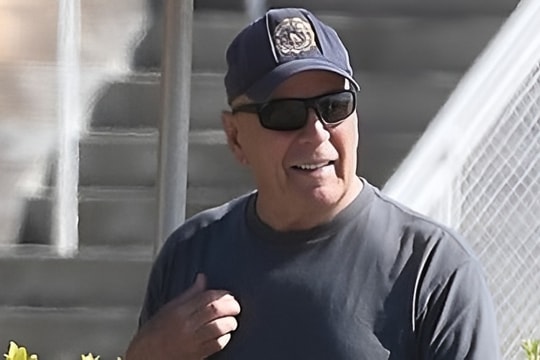 Bruce Willis hiếm hoi lộ diện