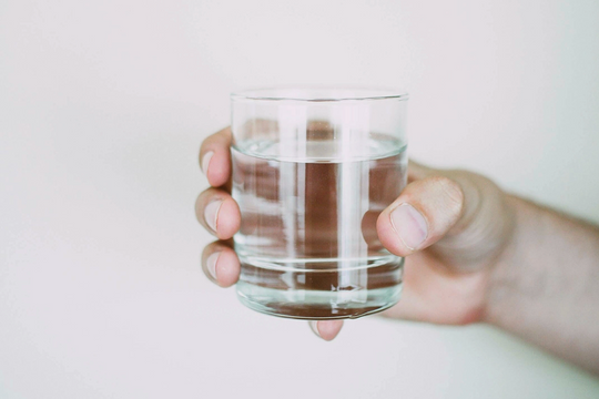 Lượng nước cần uống để bảo vệ thận và kiểm soát acid uric