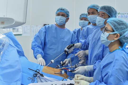 Bác sĩ trình diễn nội soi cắt gan, thận từ người sống để ghép