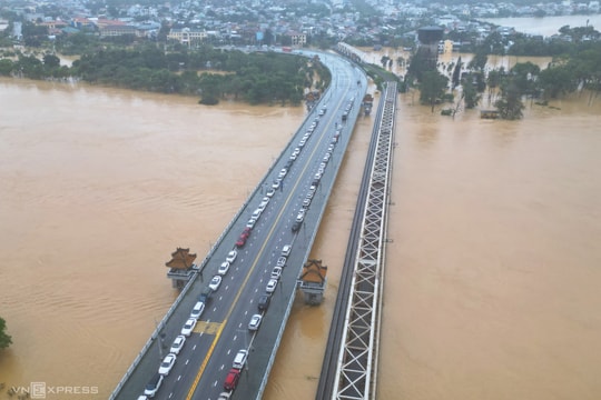 Hai cầu đường sắt ba lần được tàu hàng trấn giữ