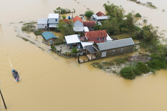 Những ngôi làng vẫn bị lũ bủa vây