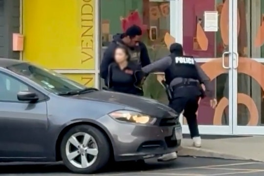 Đặc vụ ICE bám theo, bắt cô giáo ngay tại trường mầm non