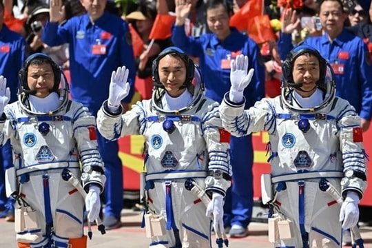 Sự cố khiến phi hành gia Trung Quốc hoãn trở về Trái Đất