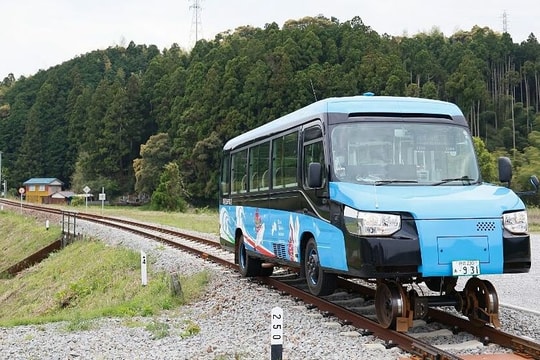 Nước nào có xe buýt chạy trên đường sắt?