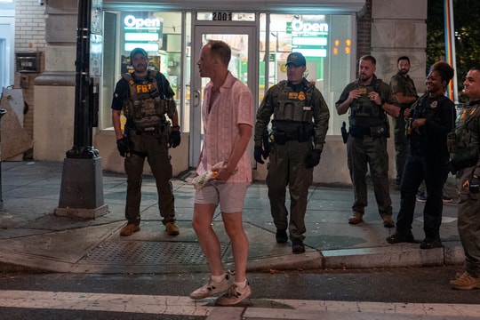 Người ném bánh mì vào đặc vụ Mỹ được tuyên vô tội