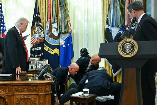 Ông Trump được ca ngợi về cách xử lý tình huống khách mời ngất ở Nhà Trắng