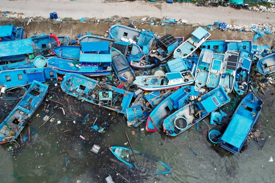 Hàng trăm tàu bị bão Kalmaegi phá hủy, đánh chìm