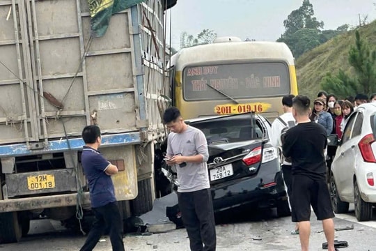 Xe tải tông vào loạt xe trên cao tốc Hà Nội - Thái Nguyên