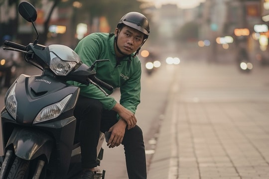 'Chấp nhận làm xe ôm công nghệ kiếm 15 triệu còn hơn thất nghiệp'