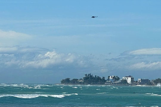 Trực thăng tìm kiếm 3 người mất tích ở biển Lý Sơn