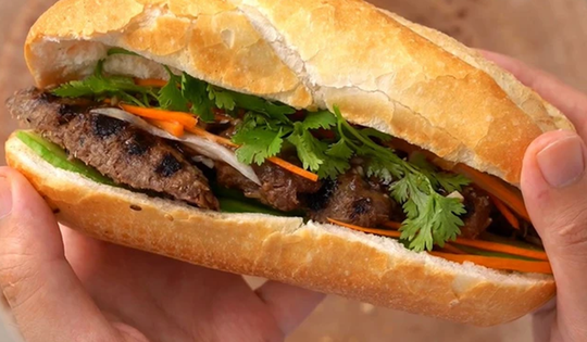 Hơn 40 người nhập viện nghi ngộ độc sau khi ăn bánh mì