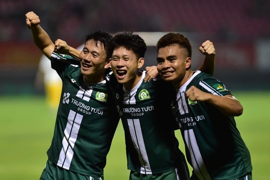 Cựu tuyển thủ U23 Việt Nam tỏa sáng giúp á quân giải Hạng Nhất thắng trận