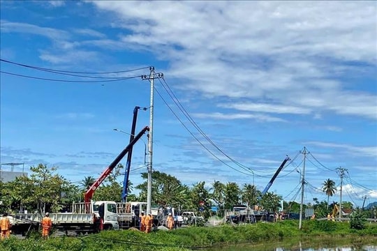 Khắc phục bão số 13: Thêm hơn 70.000 khách hàng được cấp điện