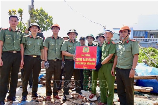 Bộ Công an hỗ trợ 40 tấn hàng cho tỉnh Gia Lai khắc phục hậu quả bão số 13