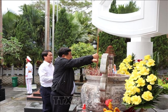 Phó Thủ tướng Nguyễn Chí Dũng dâng hương tưởng niệm các Anh hùng liệt sĩ tại Tuyên Quang