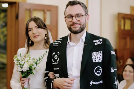 Chú rể bán quảng cáo trên vest cưới