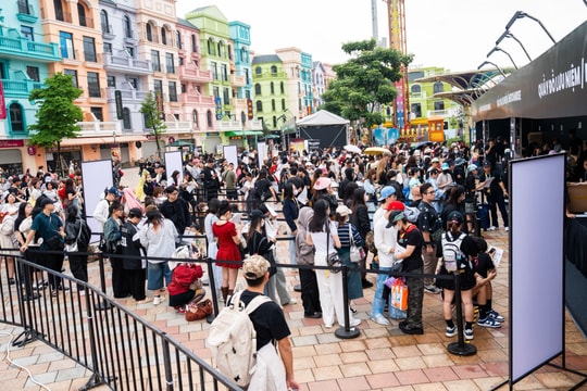 Hàng nghìn fan xếp hàng đổi vòng và mua đồ lưu niệm của G-DRAGON