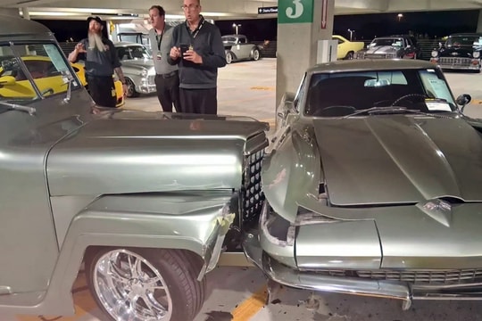 Tài xế đâm hỏng xe ở buổi đấu giá vì 'trượt chân'