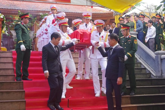 An táng nhiều hài cốt liệt sĩ tìm thấy ở hang Tám Cô