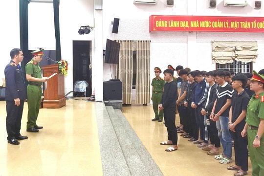 45 thanh thiếu niên hỗn chiến