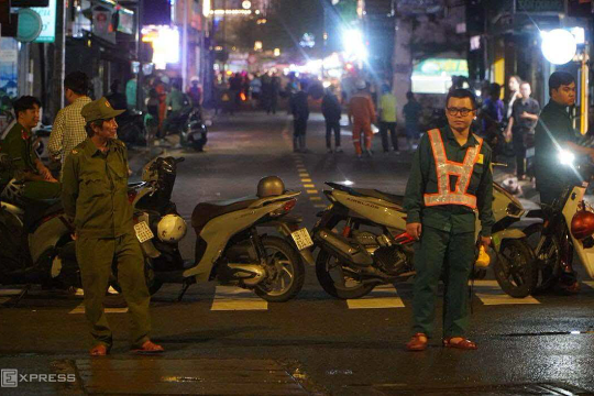 Thanh niên nghi bị điện giật chết khi qua đường ngập ở TP HCM