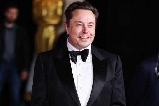 Elon Musk: 'AI là cơn sóng thần hủy diệt công việc bàn giấy'