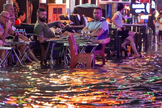 Phố Tây Bùi Viện ngập nặng sau mưa lớn