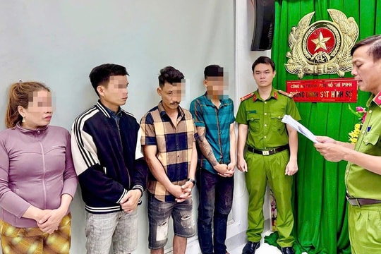 Nhóm công nhân cắt nhỏ dây điện tuồn qua khe thoát nước