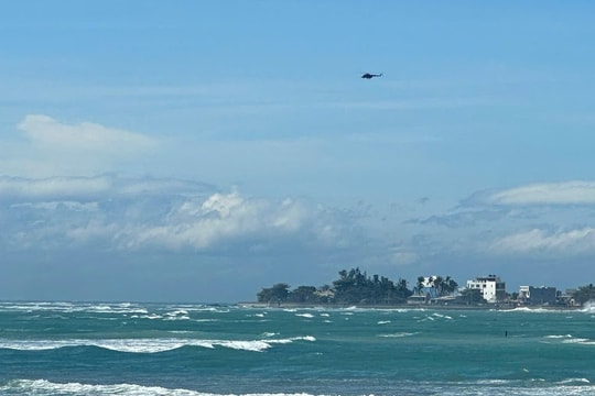 Cứu sống một trong ba người bị sóng cuốn trôi ở Lý Sơn