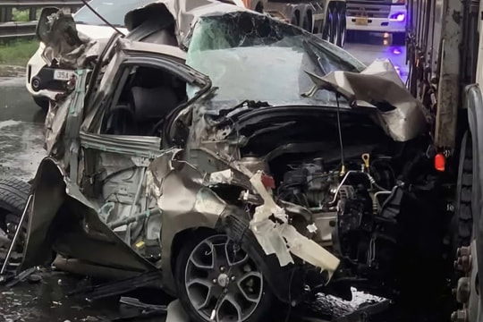 Ôtô 5 chỗ bị vò nát sau tai nạn liên hoàn