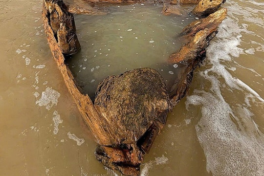 Phát lộ xác tàu cổ ở biển Hội An