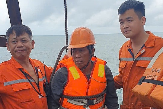 Người sống sót 42 giờ trên biển: 'Uống nước mưa, ăn cua sống để cầm cự'