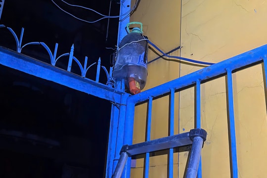 Thanh niên nghi bị điện giật chết khi đi qua đường ngập ở TP HCM