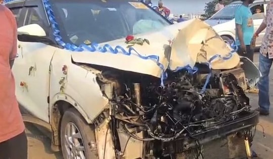 Ô tô nổ lốp, lao vào trạm xe buýt khiến 10 người thương vong