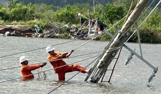 Đã cấp điện trở lại cho hơn 1,19 triệu khách hàng sau bão số 13 Kalmaegi