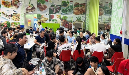 Nhiều siêu thị trở thành trạm sạc điện thoại cho người dân tránh bão