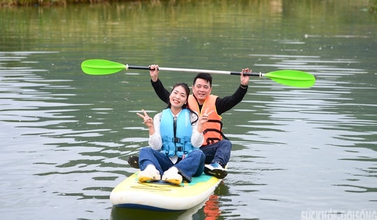 Bay trên mùa lúa chín ở làng du lịch tốt nhất thế giới