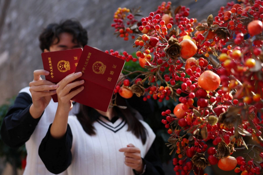 Đám cưới kiểu mới ở Trung Quốc: Trong quán bar, ga tàu và giữa đỉnh núi tuyết