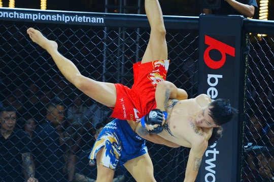 Võ sĩ Trung Quốc quật ngã, khóa cổ khiến cựu 'Thần võ' Việt Nam phải xin thua