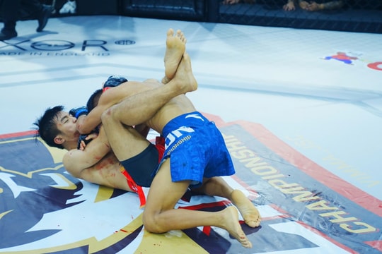 Võ sĩ Trung Quốc đấm nhầm đồng đội, đấu hòa bộ đôi Việt Nam-Brazil